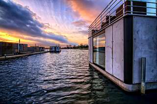 Апартаменты HT Houseboats- domki na wodzie Mielno Мельно Дом на воде HT7 XXL с 2 спальнями, камином, сауной, гидромассажной ванной и моторной лодкой-1