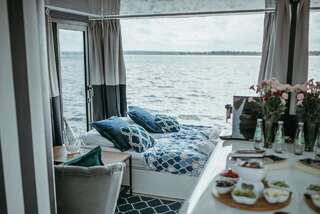 Апартаменты HT Houseboats- domki na wodzie Mielno Мельно Небольшой дом на воде HT14 с электрическим камином без кухни-1